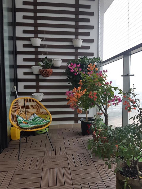 Mẫu ban công được thiết kế với các chậu trồng hoa nhẹ nhàng, sáng tạo, có thể đươc làm từ các loại gỗ nhựa Việt Nam, vừa đẹp mắt và bền đẹp. Đây sẽ là một không gian xanh đẹp, tạo ra cảm giác thư giãn thú vị cho không gian của gia đình bạn.
