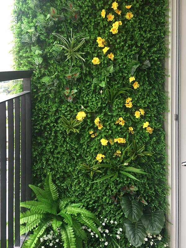 tường cỏ giả trang trí ban công