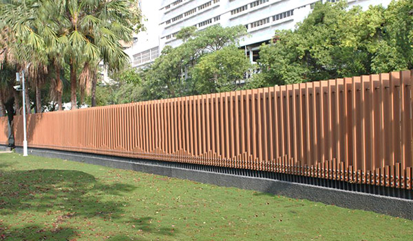 hàng rào gỗ nhựa quanh vườn
