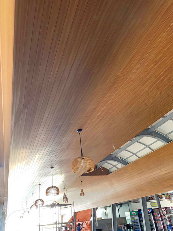 trần gỗ nhựa phẳng cong