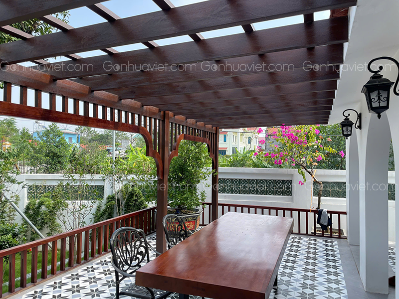 Giàn hoa gỗ nhựa composite trong điều kiện nắng mưa Việt Nam