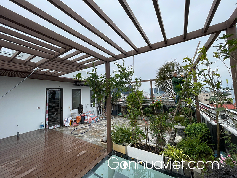 Không gian thư giãn sân thượng với giàn hoa gỗ nhựa composite